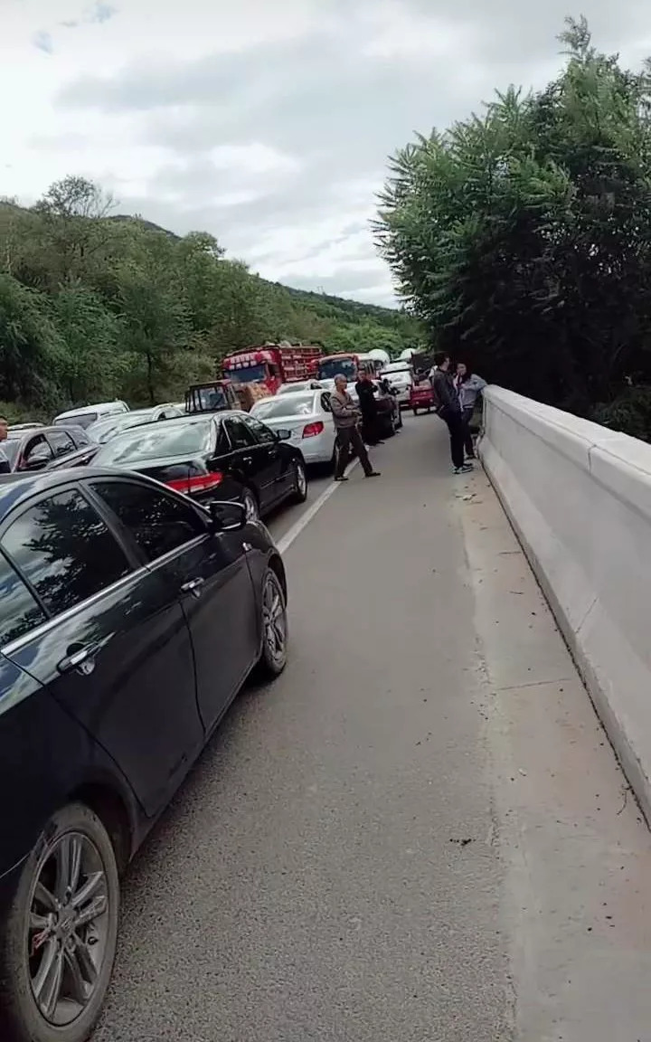 围场最新车祸图片敲响交通安全警钟